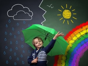 gyerek esernyovel idojaras tablanal