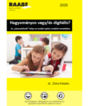 Hagyományos vagy/és digitális? termékkép a Raabe színeiben. A képen két gyerek hason fekve tabletezik
