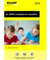 Az ADHD osztálytermi kezelése letölthető PDF borító a Raabe színeiben. A képen egy osztályteremben gyerekek láthatók, egy jelentkező kisfiú látszik élesen a képen, előtte két másik tanuló homályosabban látható. a kiadvány neve olvasható