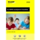 Az ADHD osztálytermi kezelése letölthető PDF borító a Raabe színeiben. A képen egy osztályteremben gyerekek láthatók, egy jelentkező kisfiú látszik élesen a képen, előtte két másik tanuló homályosabban látható. a kiadvány neve olvasható