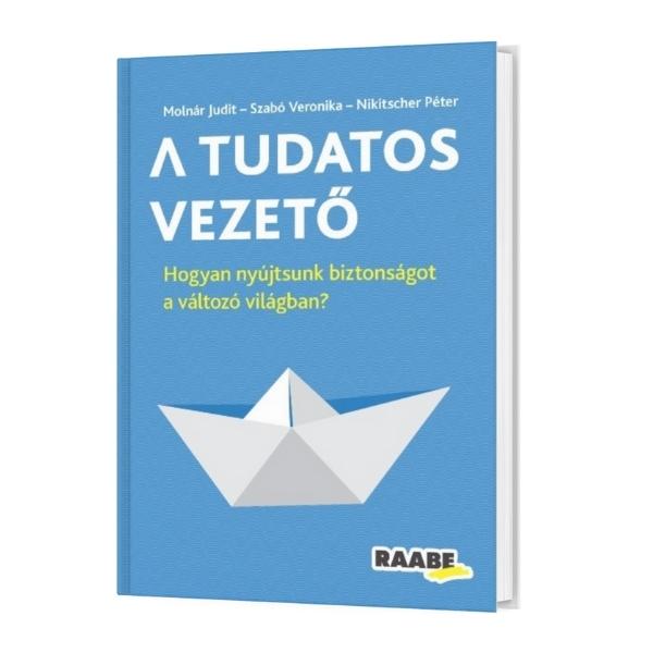 A tudatos vezető termékkép. a Kék borítón a cím alatt egy papírból hajtogatott hajó és a Raabe logója látható.