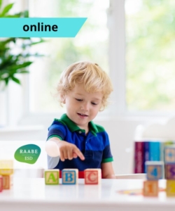 Differenciálás az óvodában kiemelt kép, egy kisfiú játszik az elé rakott játékokkal. A képen feltüntettük a képzés típusát: online