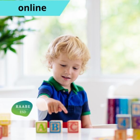 Differenciálás az óvodában kiemelt kép, egy kisfiú játszik az elé rakott játékokkal. A képen feltüntettük a képzés típusát: online