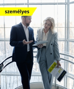 Hatékony szakmai kommunikáció kiemelt kép. A képen egy irodában elegánsan öltözött férfi és egy nő beszélgetnek. A képen feltüntettük a képzés típusát: személyes jelenléti képzés