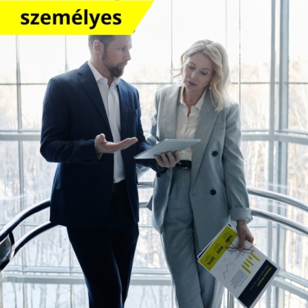 Hatékony szakmai kommunikáció kiemelt kép. A képen egy irodában elegánsan öltözött férfi és egy nő beszélgetnek. A képen feltüntettük a képzés típusát: személyes jelenléti képzés