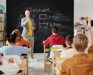 A pedagógusok alapilletményének alakulása