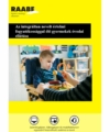 Az integráltan nevelt értelmi fogyatékkal élő gyermekek óvodai ellátása termékkép a Raabe színeiben. A fotón fogyatékkal élő gyermeknek mutat egy játékot egy pedagógus