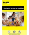 Munkaköri leírások az óvodában termékkép a Raabe színeiben. A képen egy óvónő mosolyog az aszalnál ülő gyerekek fölé hajolva