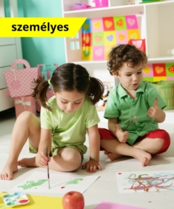 Kreatív játékötletek a kisgyermekek önkibontakoztatását segítő élményszerű zenei, mozgásos, alkotó tevékenységek kialakításához kiemelt kép: a képen kisgyermekek ülnek a földön. A kislány a kezében ecsettel fest egy lapra. A kisfiú a kezét nézegeti. A képen feltüntettük a képzés típusát: személyes jelenléti képzés.