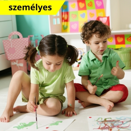 Kreatív játékötletek a kisgyermekek önkibontakoztatását segítő élményszerű zenei, mozgásos, alkotó tevékenységek kialakításához kiemelt kép: a képen kisgyermekek ülnek a földön. A kislány a kezében ecsettel fest egy lapra. A kisfiú a kezét nézegeti. A képen feltüntettük a képzés típusát: személyes jelenléti képzés.