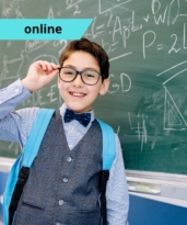 Tehetséggondozás gazdagító programokkal kiemelt kép. Egy kisfiú a szemüvegét igazítja meg a matematika képletekkel teleírt tábla előtt állva. A képen feltüntettük a képzés típusát: online