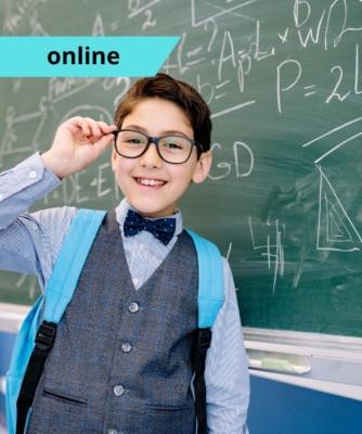 Tehetséggondozás gazdagító programokkal kiemelt kép. Egy kisfiú a szemüvegét igazítja meg a matematika képletekkel teleírt tábla előtt állva. A képen feltüntettük a képzés típusát: online