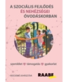 A szociális fejlődés és nehézségei óvodáskorban borító, púderrózsaszín háttérrel, középen egy körben egy fotó két kisgyerekről akik a játszótéren egy mászókán egymással szemben állnak