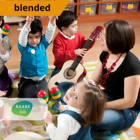 A gyermekek szükségleteire épülő mindennapokban az éneklés, zenélés támogató jelenléte kiemelt kép, amelyen feltüntettük hogy blended típusú továbbképzésről van szó. A kiemelt fotón gyerekek énekelnek zenélnek egy pedagógus körül