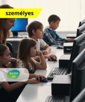 A kiemelt fotón iskolás gyerekek ülnek a laptop előtt, egy tanítónő magyaráz nekik a háttérben. A képen feltüntettük a képzés típusát: személyes jelenléti képzés