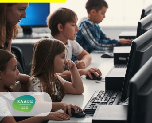 A kiemelt fotón iskolás gyerekek ülnek a laptop előtt, egy tanítónő magyaráz nekik a háttérben. A képen feltüntettük a képzés típusát: személyes jelenléti képzés