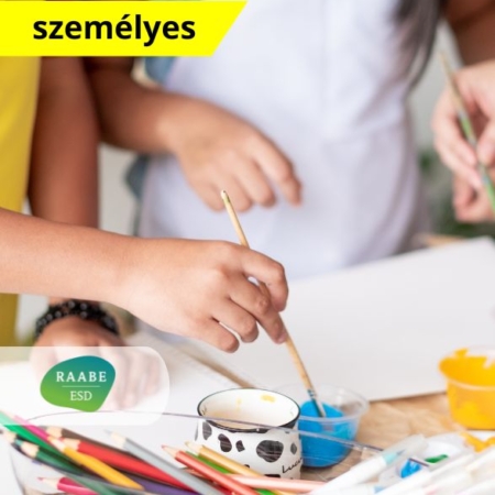 Személyiségfejlesztés és tehetséggondozás a művészet eszközeivel kiemelt kép - a képen gyerekkezeket látunk ecsettel a kézben. A kislány épp festékbe mártja az ecsetet. A gyerekek arca nem látszik. A képen feltüntettük a képzés formáját: személyes jelenléti képzés