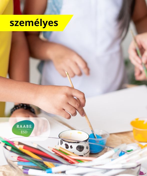 Személyiségfejlesztés és tehetséggondozás a művészet eszközeivel kiemelt kép - a képen gyerekkezeket látunk ecsettel a kézben. A kislány épp festékbe mártja az ecsetet. A gyerekek arca nem látszik. A képen feltüntettük a képzés formáját: személyes jelenléti képzés