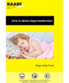 Alvás és altatás kisgyermekkorban termékkép a Raabe színeiben. A cím alatti képen egy ágyban alvó kislány látható