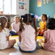 Beszélgetés óvodás korban - A gyerekek körben ülnek a szőnyegen egy beszélgető-körön az óvodában