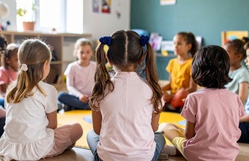 Beszélgetés óvodás korban - A gyerekek körben ülnek a szőnyegen egy beszélgető-körön az óvodában