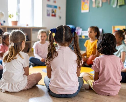 Beszélgetés óvodás korban - A gyerekek körben ülnek a szőnyegen egy beszélgető-körön az óvodában