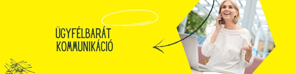 Ügyfélbarát kommunikáció bannerkép. A kép jobb oldalán egy mosolygó hölgy a laptopja előtt ül és mobiltelefonon beszél valakivel.
