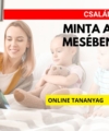 Családi minta a mesében online tananyag. A képen egy anyuka olvas mesét a kisgyermekének aki egy barna mackót tart a kezében.
