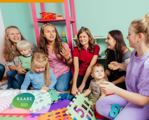 Támogató találkozások gyermekekkel, szülőkkel – a pozitív pedagógia lehetőségei a bölcsődében kiemelt kép, amelyen a szülők és a gyerekek egy színes szőnyegen ülnek. A képen feltüntettük a képzés típusát: blended