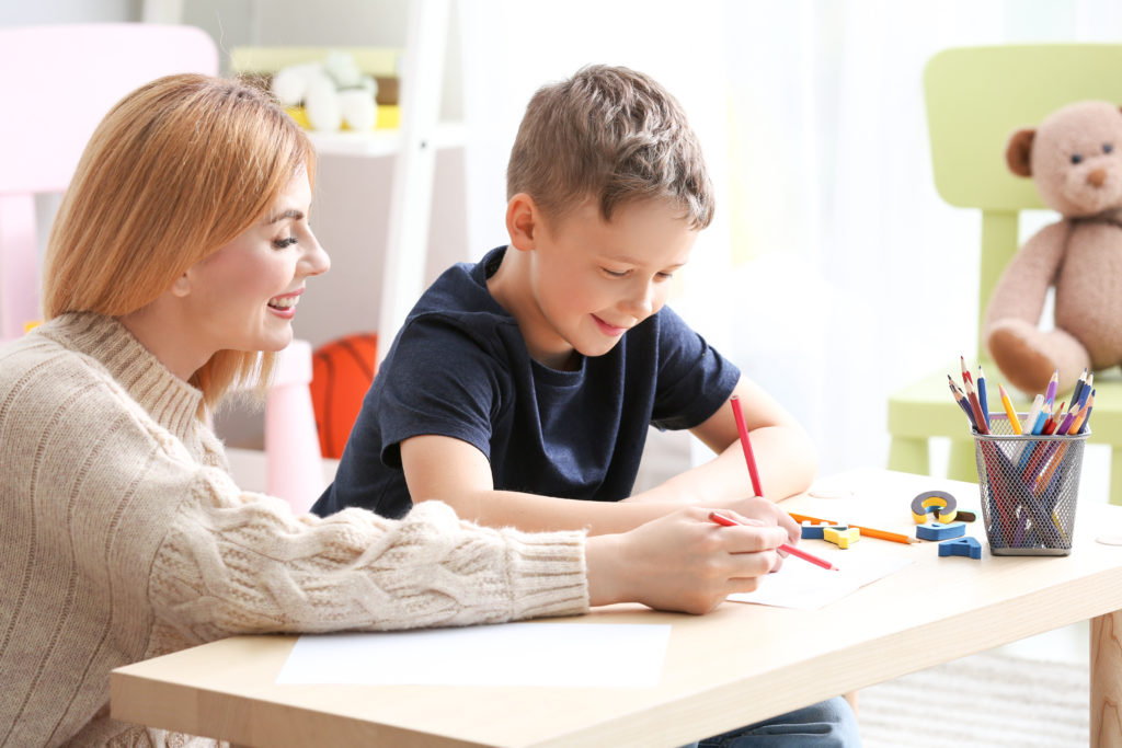 Az autizmussal élő gyermekek kommunikációs fejlesztésének lehetősége a csoportszobában