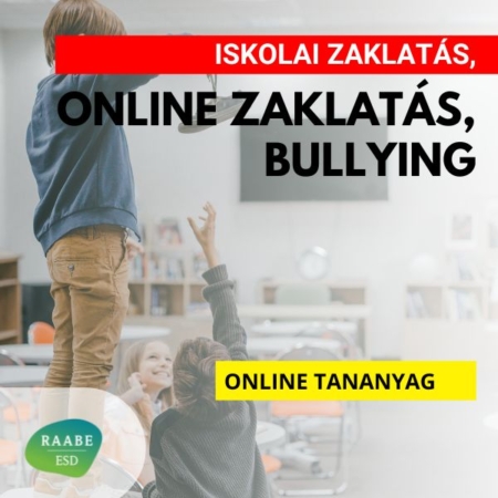 Iskolai zaklatás, online zaklatás, bullying kiemelt kép. A képen egy iskolás fiú a padon áll, kezében egy fél pár cipő. A padban egy másik gyerek ül, fél kézzel nyújtózik a cipője után. A történéseket egy kislány mosolyogva nézi