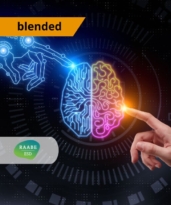 Fogjuk munkára a mesterséges intelligenciát az oktatásban! Egy mesterséges intelligenciát jelképező kép bal oldalán egy robot, jobb oldalon egy emberi kézzel. Középen egy világító körvonalakból álló agyat látunk, amelynek a bal félteke kék, a jobb pedig narancs és magenta színű. A képen feltüntettük a képzés típusát: blended