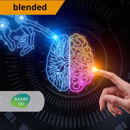 Fogjuk munkára a mesterséges intelligenciát az oktatásban! Egy mesterséges intelligenciát jelképező kép bal oldalán egy robot, jobb oldalon egy emberi kézzel. Középen egy világító körvonalakból álló agyat látunk, amelynek a bal félteke kék, a jobb pedig narancs és magenta színű. A képen feltüntettük a képzés típusát: blended