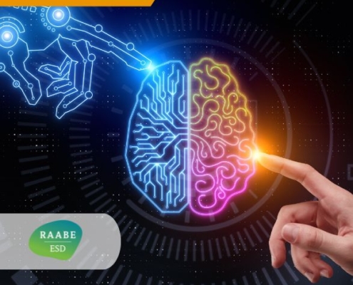 Fogjuk munkára a mesterséges intelligenciát az oktatásban! Egy mesterséges intelligenciát jelképező kép bal oldalán egy robot, jobb oldalon egy emberi kézzel. Középen egy világító körvonalakból álló agyat látunk, amelynek a bal félteke kék, a jobb pedig narancs és magenta színű. A képen feltüntettük a képzés típusát: blended