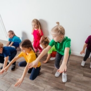 Gyerekek tornáznak egy szobában