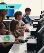IKT eszközök a nyelvoktatásban A kiemelt fotón iskolás gyerekek ülnek a laptop előtt, egy tanítónő magyaráz nekik a háttérben. A képen feltüntettük a képzés típusát: személyes jelenléti képzés