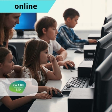 IKT eszközök a nyelvoktatásban A kiemelt fotón iskolás gyerekek ülnek a laptop előtt, egy tanítónő magyaráz nekik a háttérben. A képen feltüntettük a képzés típusát: személyes jelenléti képzés