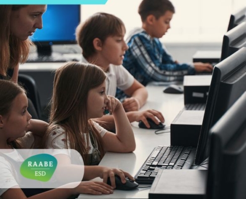 IKT eszközök a nyelvoktatásban A kiemelt fotón iskolás gyerekek ülnek a laptop előtt, egy tanítónő magyaráz nekik a háttérben. A képen feltüntettük a képzés típusát: személyes jelenléti képzés