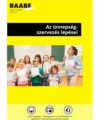 Az ünnepségszervezés lépései termékkép, amelyen egy pedagógus az osztályteremben gyakorol a gyerekekkel