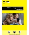 Média a kisgyermekek életében borítókép a Raabe színeiben. A képen két kisgyermek egy mobiltelefont néz.