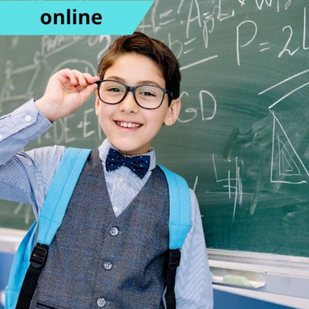 Tehetséggondozás gazdagító programokkal kiemelt kép. Egy kisfiú a szemüvegét igazítja meg a matematika képletekkel teleírt tábla előtt állva. A képen feltüntettük a képzés típusát: online