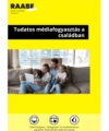 Tudatos médiafogyasztás a családban - kiemelt kép a Raabe színeiben, a terméken léfő fotón egy boldog család ül, két kisgyermekkel, a kisebbik ölében a laptop, azt nézik