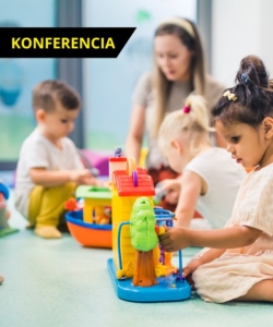 Bölcsődei konferencia kiemelt kép amelyen egy kislány van az előtérben aki egy játékkal játszik a földön. A háttérben egy kisgyermeknevelő játszik a gyerekekkel