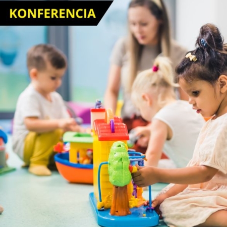 Bölcsődei konferencia kiemelt kép amelyen egy kislány van az előtérben aki egy játékkal játszik a földön. A háttérben egy kisgyermeknevelő játszik a gyerekekkel