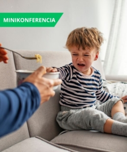 Regulációs zavarok kiemelt kép. A kiemelt képen egy síró kisfiú a kanapén ülve elutasítja a felé nyújtott villát és tányért amire tészta van felcsavarva.