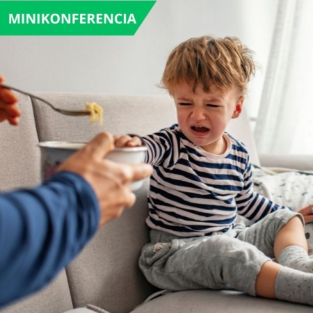 Regulációs zavarok kiemelt kép. A kiemelt képen egy síró kisfiú a kanapén ülve elutasítja a felé nyújtott villát és tányért amire tészta van felcsavarva.