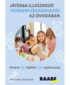 Játékba illeszkedő tevékenységszervezés az óvodában kiadvány borítója - világoskék színű borító címlapján egy kislány, kezében csörgő, a környezetében a többi gyermek elmélyültem játszik