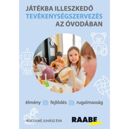 Játékba illeszkedő tevékenységszervezés az óvodában kiadvány borítója - világoskék színű borító címlapján egy kislány, kezében csörgő, a környezetében a többi gyermek elmélyültem játszik