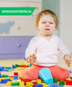 Jógyakorlatok, praktikák regulációs zavarok kezelésére - a képen egy síró kislány ül a szőnyegen, körülötte játékok