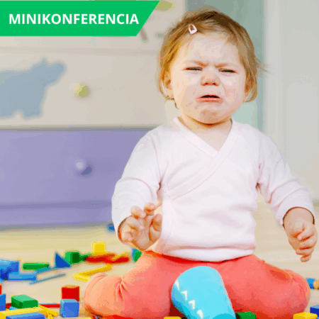Jógyakorlatok, praktikák regulációs zavarok kezelésére - a képen egy síró kislány ül a szőnyegen, körülötte játékok